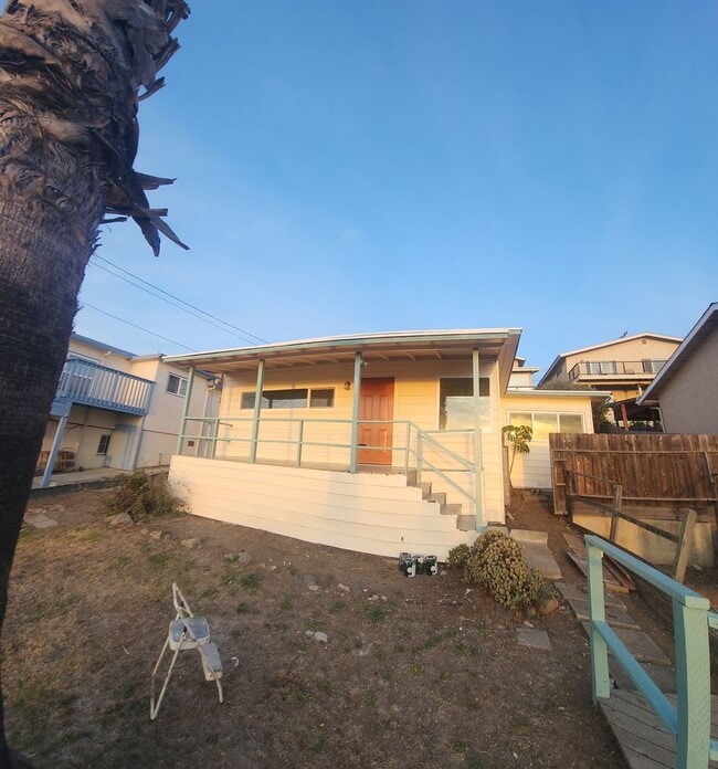 Photo - Views of Morro Bay in this cozy hillside cottage!