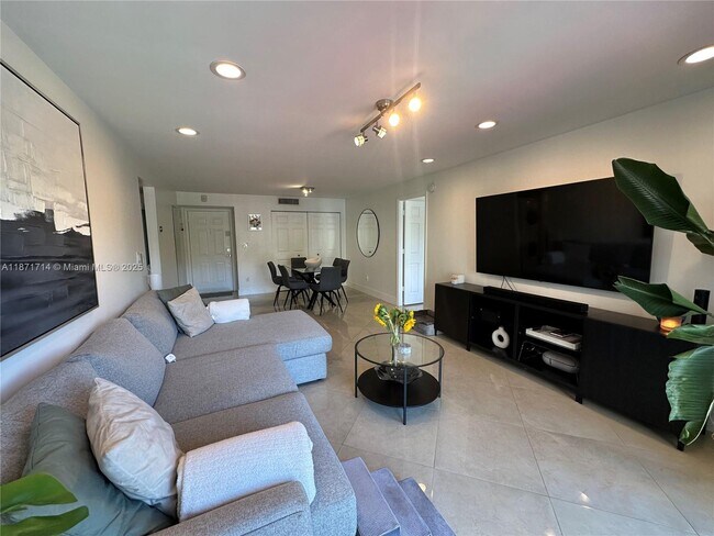 Photo - 9301 SW 92nd Ave Unidad 320C Rental