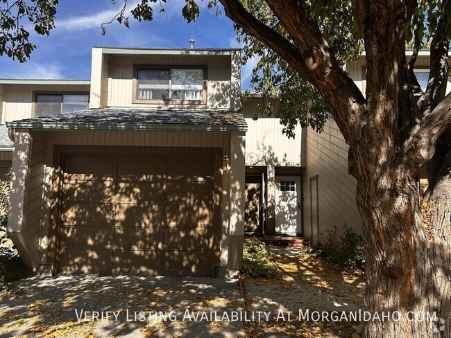 Building Photo - Updated townhome with private patio