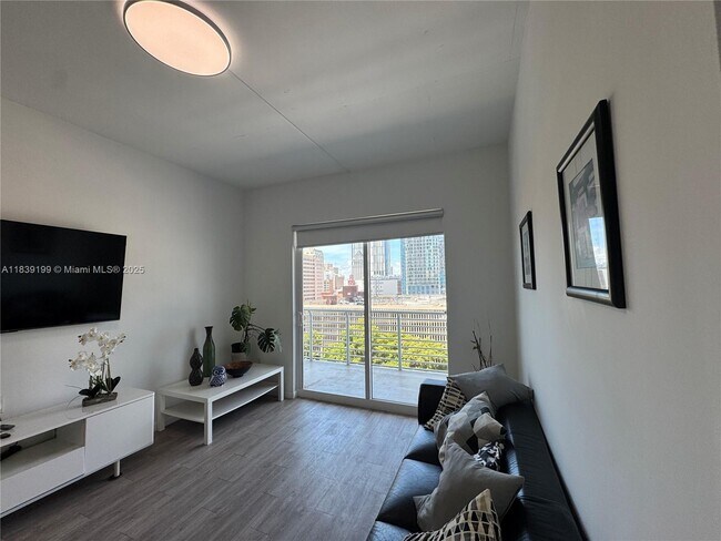 Photo - 234 NE 3rd St Unidad 905