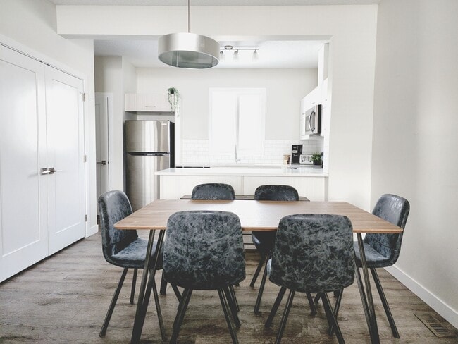 Building Photo - 13020-13113 113 Ave NW Unit 13020 MAIN