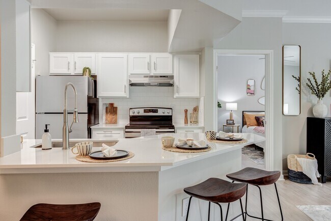 Cocina recientemente renovada con encimeras de cuarzo - Canyon Resort at Great Hills Apartments