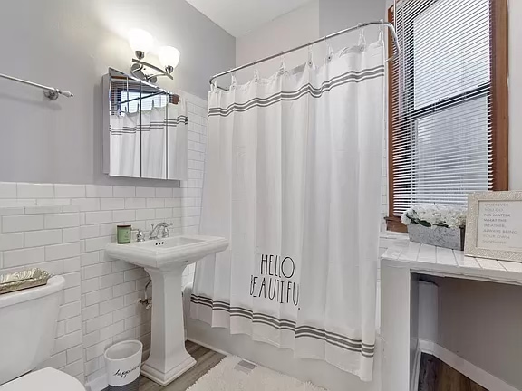 Vintage bathroom - 4841 S St Lawrence Ave Unit 3