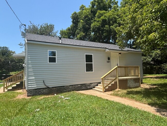 Building Photo - Three bedroom one bath SECTION 8 ACCEPTED