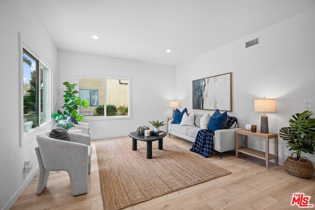 Photo - 3626 E 1st St