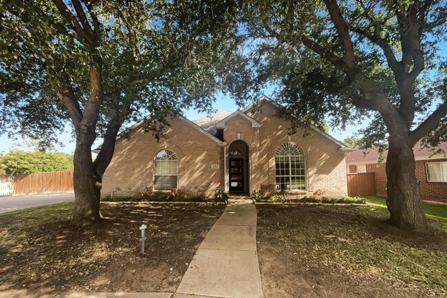 Building Photo - MOVE IN READY