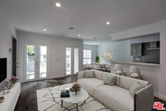 Building Photo - 1105 Alta Loma Rd Unit 2