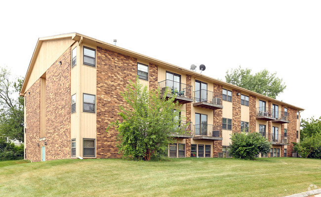 Adel Village Apartments - Adel Village Apartments