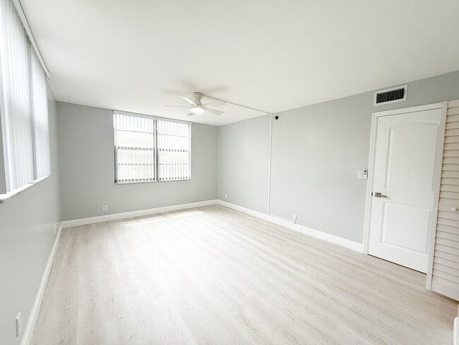 Photo - 3300 W Rolling Hills Cir Unit 410