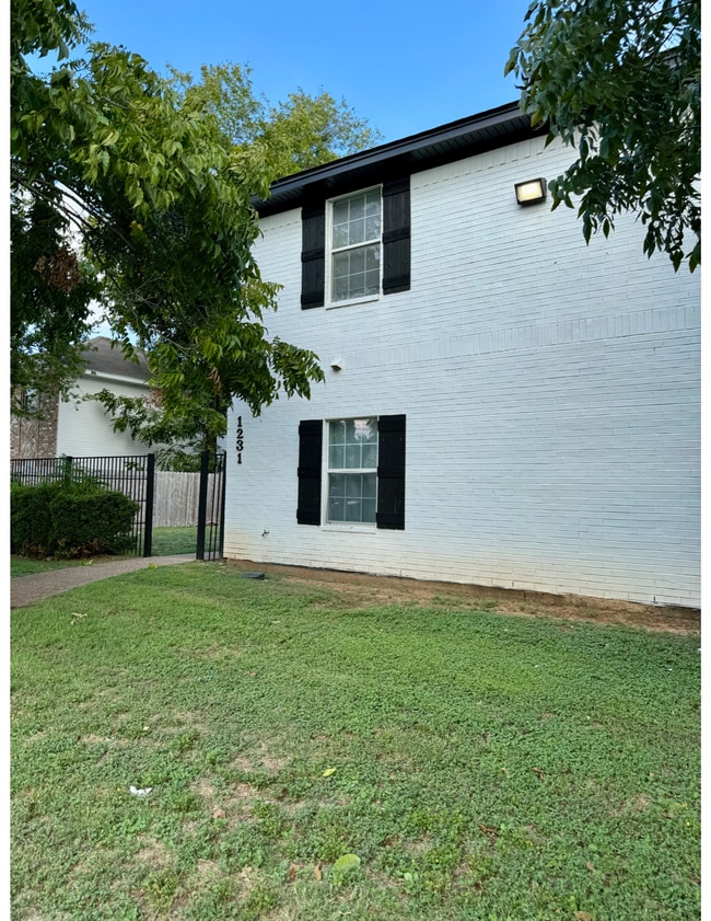Photo - Spacious 4/2 Walking Distance to Campus & ... Unit C