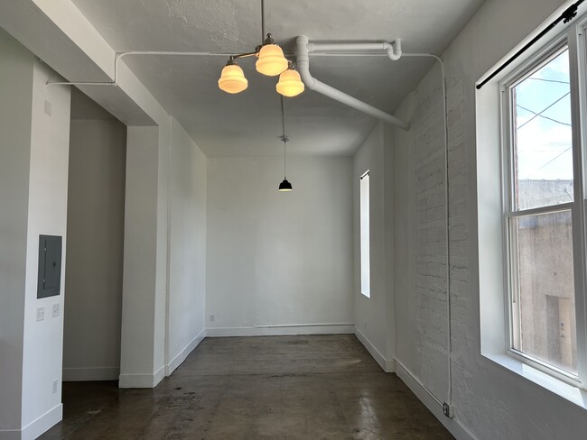 Photo - 111 N Walnut St Apartments Unit B