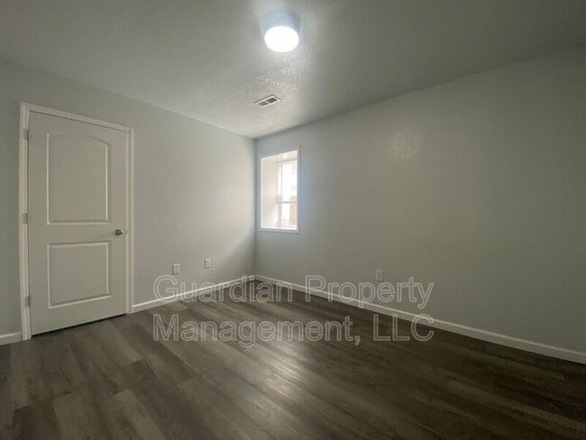 Photo - 123.5 N Main St