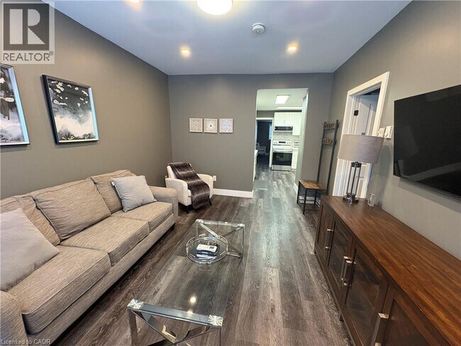 Photo - 212 Rosslyn Ave N