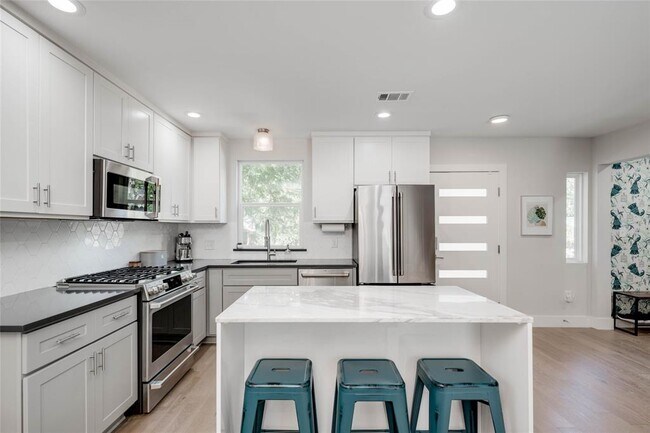 Photo - 2003 Rountree Dr