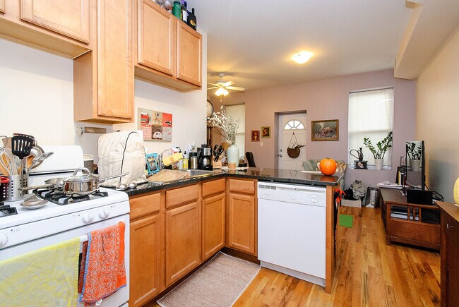Photo - 1852 W Wabansia Ave