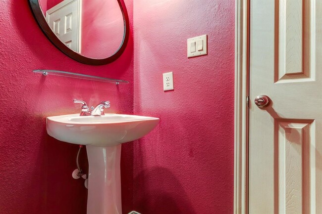 Building Photo - 1624 Hadley St