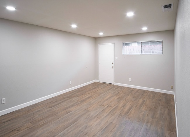 Photo - 323 Montrose Dr Unit C