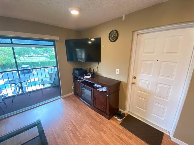 Photo - 821 Sky Pine Way Unidad B2