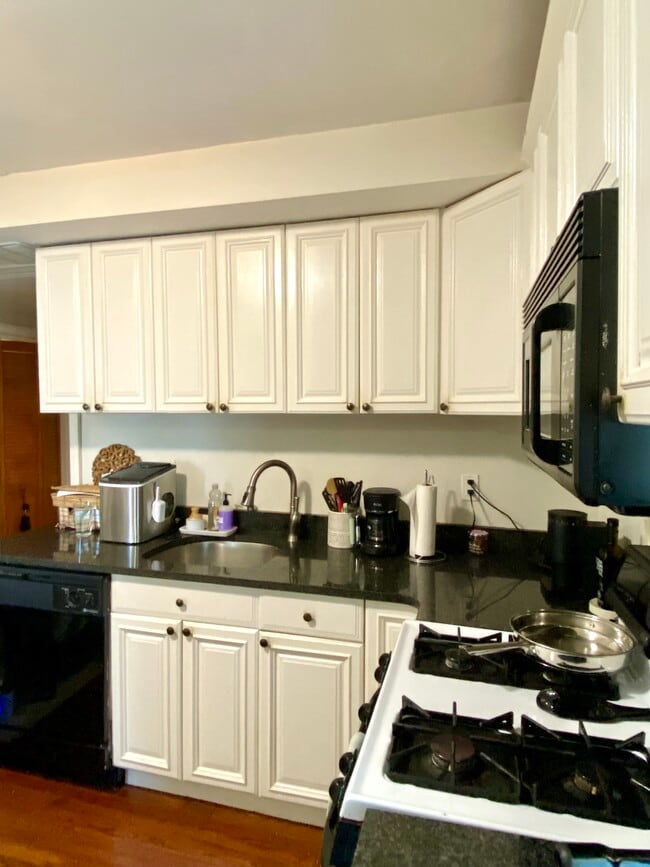 Kitchen - 40 Clark St Unit 3