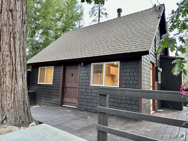 Building Photo - 2 Bedroom Cabin in Town Rental