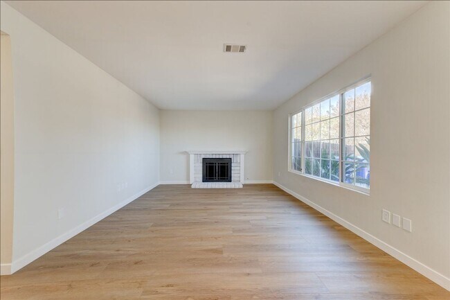 Photo - 11370 Travis Pl