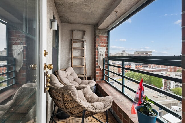 2BR, 2BA - 1,285SF - Balcony