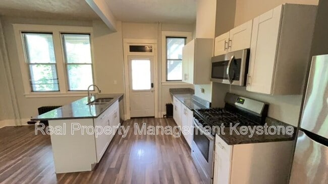 Building Photo - 1247 Chartiers Ave Unit 4 (1st Floor Left)