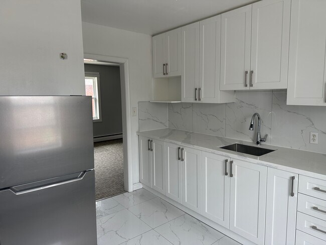 Photo - Recently updated 2-Bedroom Apartment for Rent in Oshawa Unité Apt. 4