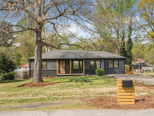 Building Photo - 960 Pine Forest Dr SW