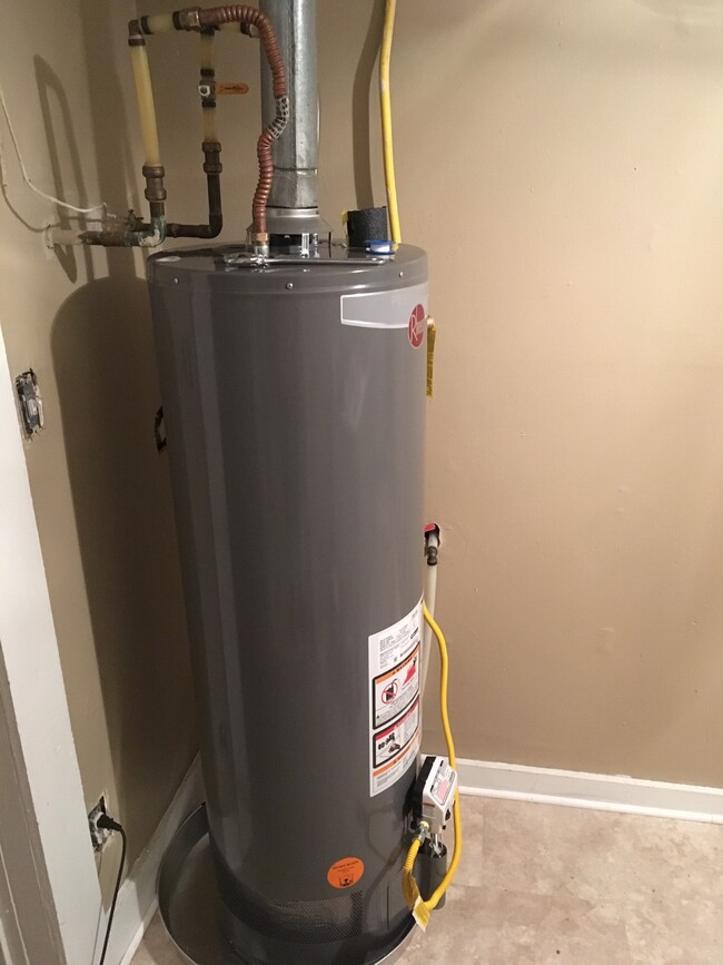 Brand new water heater Washer and dryer included - 323 S Workman St House