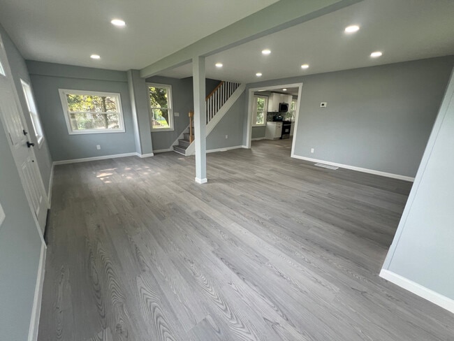 Building Photo - 680 E Main St