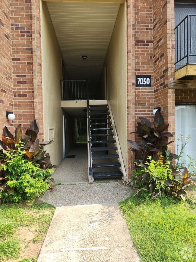 Building Photo - Lovely 1 bedroom 1 bath 2nd floor condo wi...