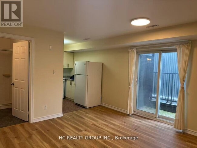 Photo - 1606 Queen St E