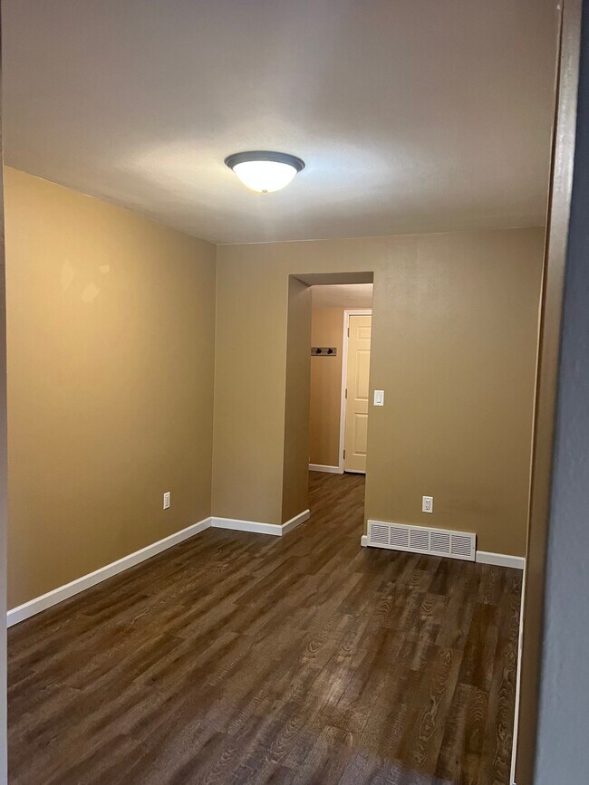 Dining area - 702 Gertrude St