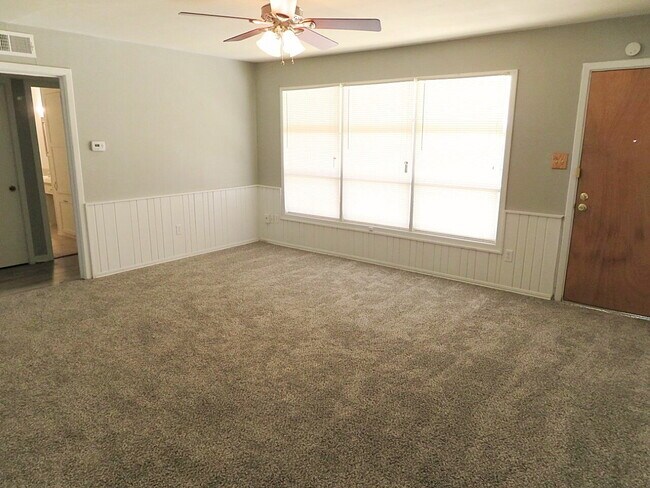 Home Located Minutes From Elementary & Restaurants!