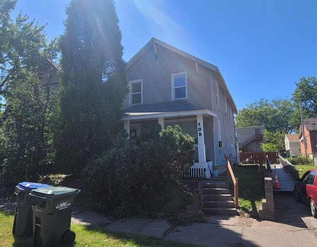 Building Photo - 105 9th St Unit Upper Rental