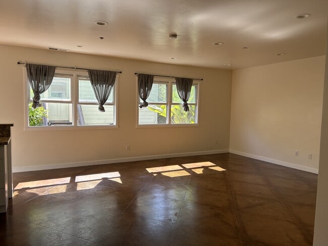 Building Photo - 108 Myrtle St