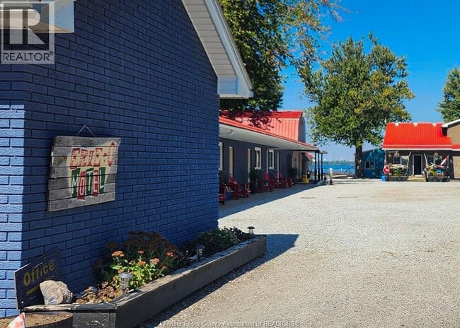 Photo - 840 Ross Lane