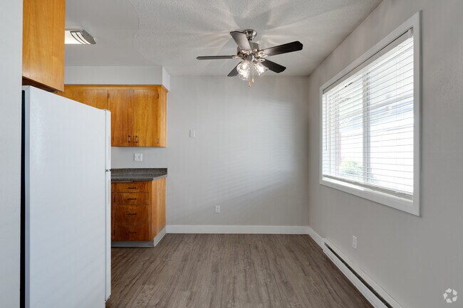 2BR, 1BA - 775SF - Dining Room - Parkview