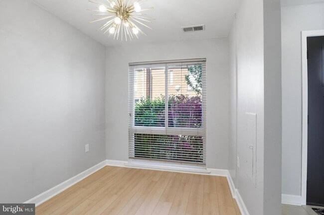 Photo - 264 N Stevenson Sq