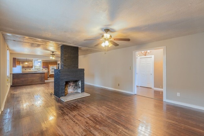Photo - 1 bed, 2 Bath, w/ bonus room, centrally located and convenient to downtown!