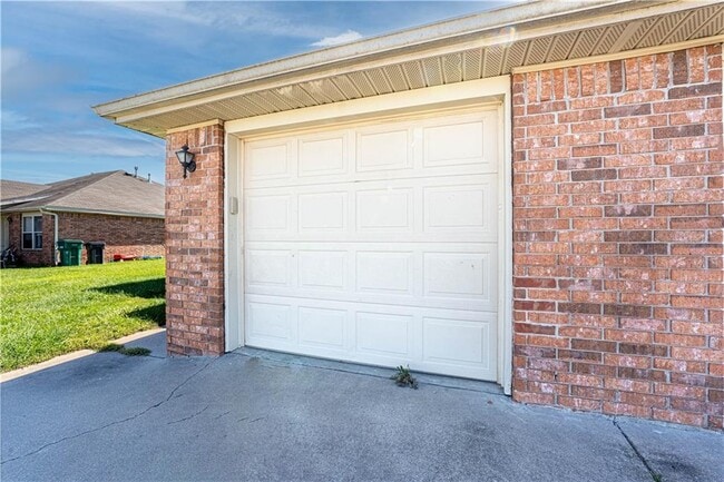 Building Photo - 414 E Southern Trace Dr