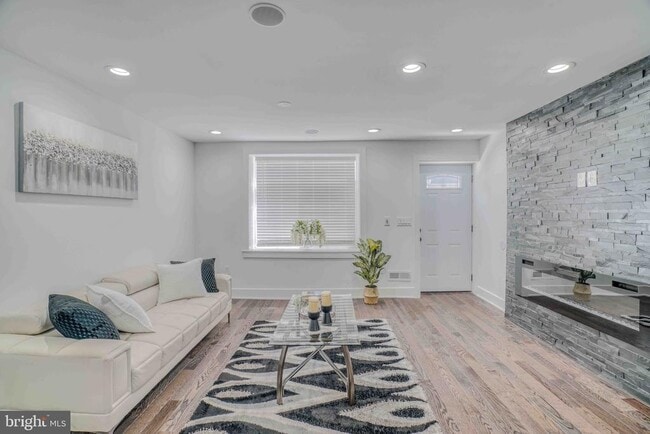Photo - 2832 Edgemont St