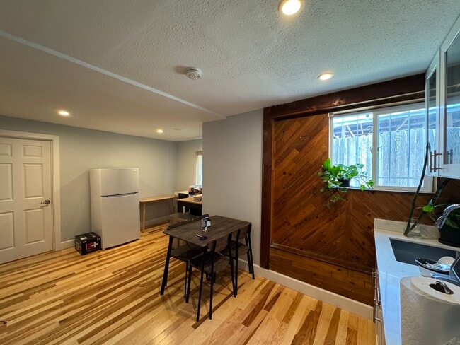 Photo - 4816 Bond St