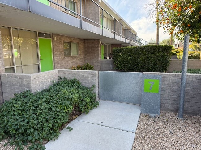 Building Photo - Modern Vintage in Old Town