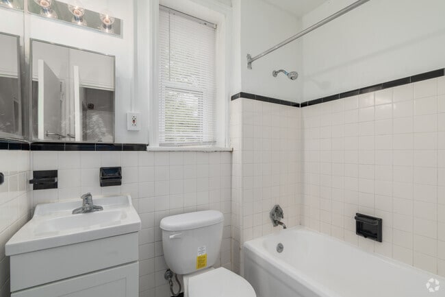 1BR, 1BA - 768SF - Bathroom