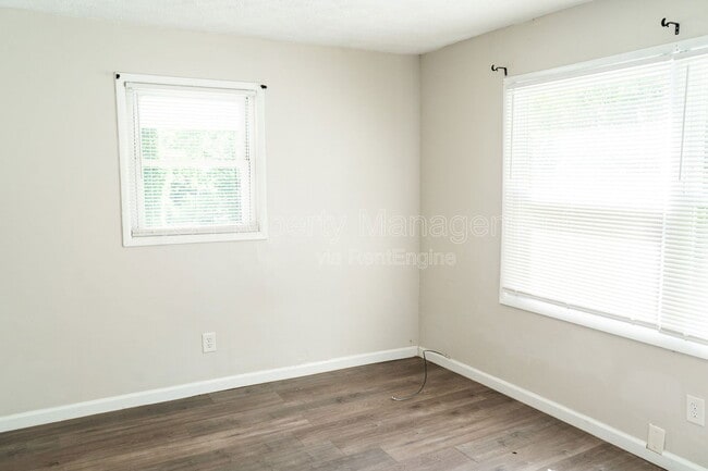 Photo - 1136 Valley Dr SW