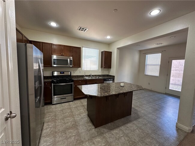 Photo - 1033 Pebble Lake St