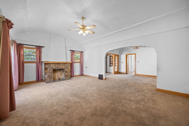 Photo - 301 N Janss St