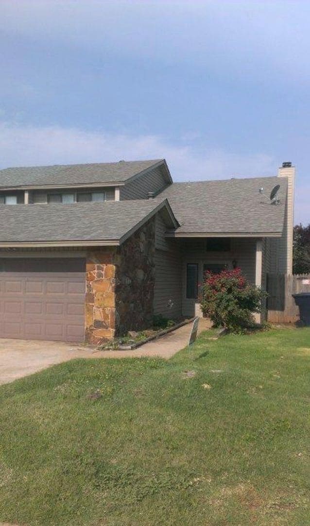 Building Photo - SPACIOUS DUPLEX IN DESIRABLE RIDGE AT SHADOWLAKE